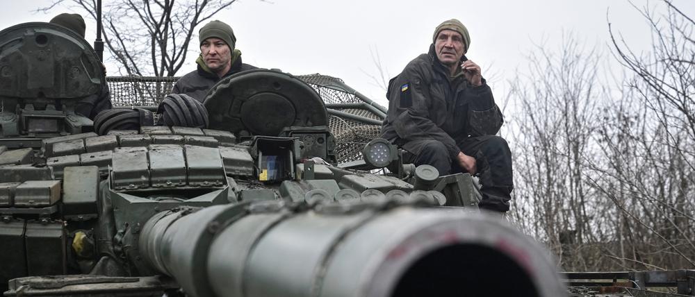 Servicemen of the tank battalion of the 128th Mountain assault Transcarpathian Brigade of the Armed Forces of Ukraine attend a training, amid Russia's attack on Ukraine, in Zaporizhzhia region, Ukraine January 28, 2025. REUTERS/Stringer