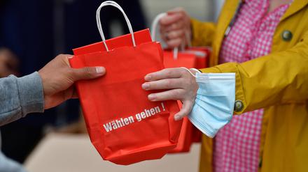 «Wählen gehen!» steht auf den Tüten, die eine Helferin beim Wahlkampfabschluss von Die Linke verteilt.