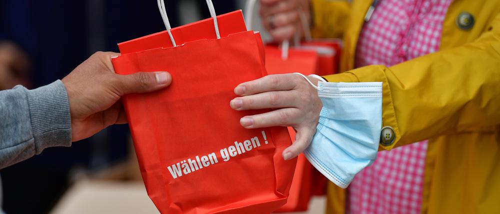 «Wählen gehen!» steht auf den Tüten, die eine Helferin beim Wahlkampfabschluss von Die Linke verteilt.