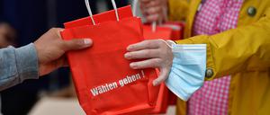 «Wählen gehen!» steht auf den Tüten, die eine Helferin beim Wahlkampfabschluss von Die Linke verteilt.