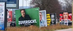 Wahlplakate von Bündnis90/Die Grünen, Die Linke, FDP und SPD stehen an einer Straße in Thüringen.