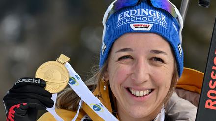 Endlich WM-Gold: Franziska Preuß mit ihrer Medaille.