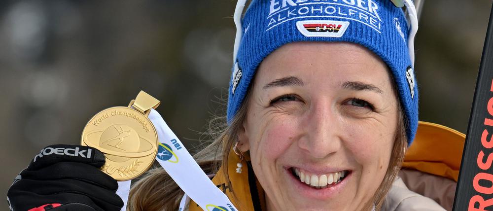 Endlich WM-Gold: Franziska Preuß mit ihrer Medaille.