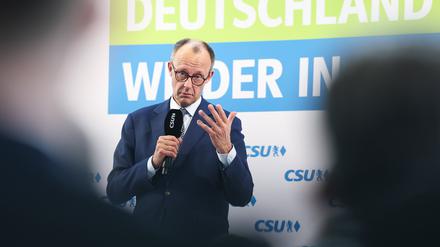 Unionskanzlerkandidat Friedrich Merz hält bei einem Wahlkampftermin der CSU eine Rede.