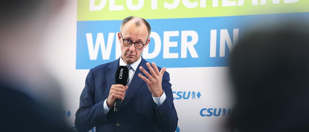 Unionskanzlerkandidat Friedrich Merz hält bei einem Wahlkampftermin der CSU eine Rede.