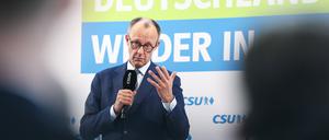 Unionskanzlerkandidat Friedrich Merz hält bei einem Wahlkampftermin der CSU eine Rede.