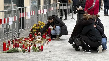Menschen trauern um das 14-jährige Todesopfer bei der Gewalttat von Villach.