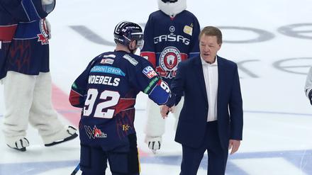 Servus. Ex-Trainer Pierre Pagé (r.) beim Ehrenbully mit Marcel Noebels. 