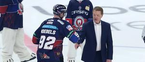 Servus. Ex-Trainer Pierre Pagé (r.) beim Ehrenbully mit Marcel Noebels. 