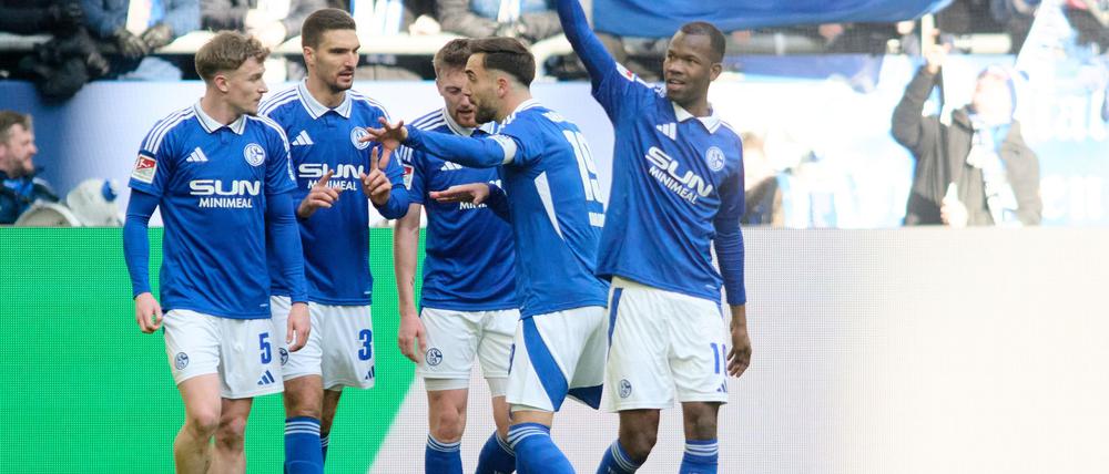 Neuzugang Ba (r) schießt Schalke mit seinem ersten Treffer für die Königsblauen zum Sieg.