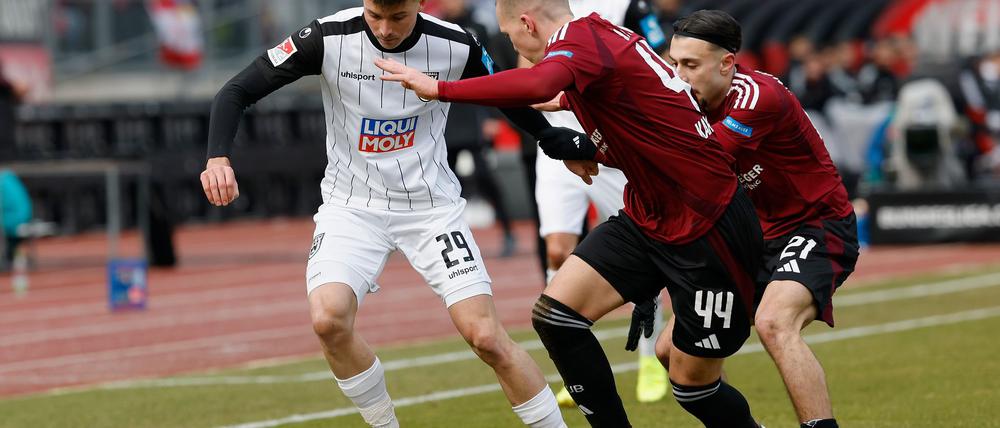 Kampf um den Ball: Ulms Semir Telalovic (l) gegen die Nürnberger Ondrej Karafiat (M) und Berkay Yilmaz.