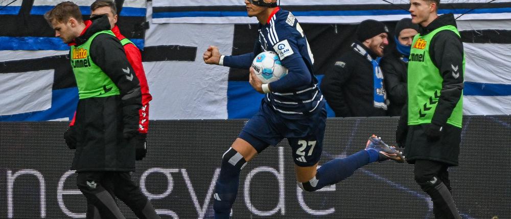 Stürmer Davie Selke lässt den HSV spät jubeln.