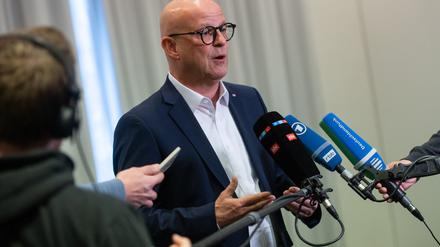 Nach einem Verhandlungsmarathon erläutert Bahn-Personalvorstand Martin Seiler die Details der Einigung. 