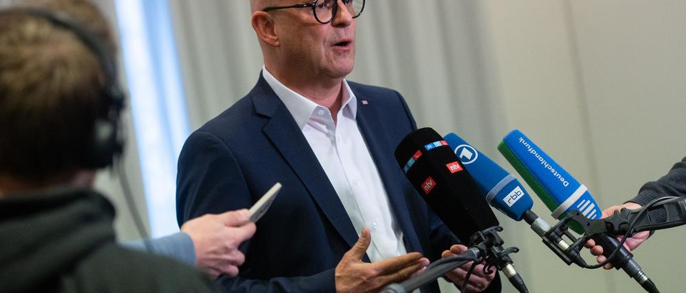 Nach einem Verhandlungsmarathon erläutert Bahn-Personalvorstand Martin Seiler die Details der Einigung.