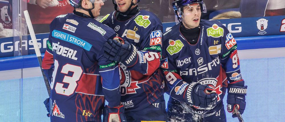 Angreifer Leonhard Pföderl (l.) traf beim Sieg der Eisbären gegen Straubing doppelt. 