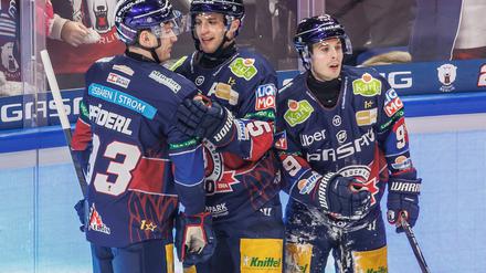 Angreifer Leonhard Pföderl (l.) traf beim Sieg der Eisbären gegen Straubing doppelt. 