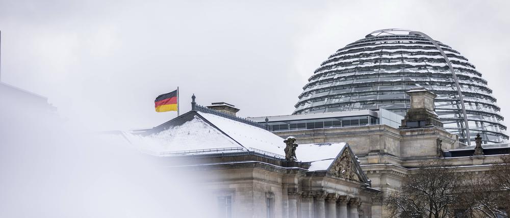 Das Reichstagsgebäude im Schnee in Berlin.