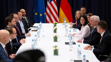 Bundespräsident Frank-Walter Steinmeier, US-Vizepräsident J.D. Vance und Außenministerin Annalena Baerbock (Grüne) kommen bei der Münchner Sicherheitskonferenz zu Gesprächen zusammen. 