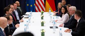 Bundespräsident Frank-Walter Steinmeier, US-Vizepräsident J.D. Vance und Außenministerin Annalena Baerbock (Grüne) kommen bei der Münchner Sicherheitskonferenz zu Gesprächen zusammen. 