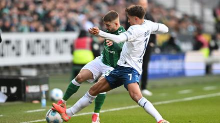Umkämpftes Spiel: Werders Romano Schmid (l) und Hoffenheims Torschütze Tom Bischof im Duell.  