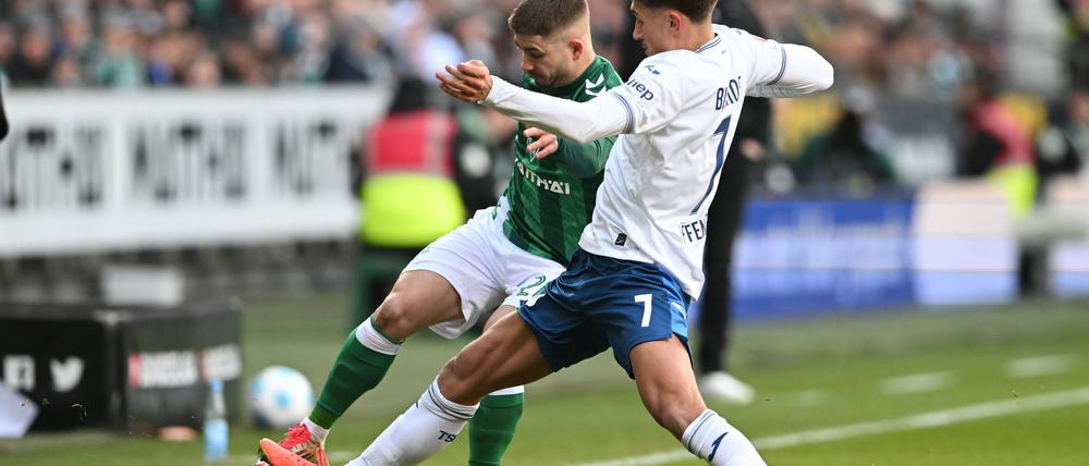 Umkämpftes Spiel: Werders Romano Schmid (l) und Hoffenheims Torschütze Tom Bischof im Duell.  