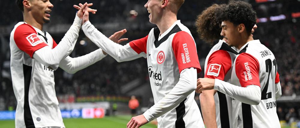 Eintracht Frankfurt hat das Heimspiel gegen Holstein Kiel gewonnen.