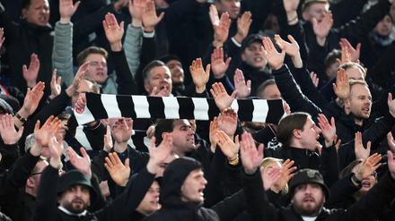 Am Rande des Bundesligaspiels von Eintracht Frankfurt gegen Holstein Kiel sind zwei Fans der Hessen schwer verletzt worden.