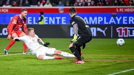 Burkardt drückte den Ball zum 1:0 der Mainzer in Heidenheim über die Linie.