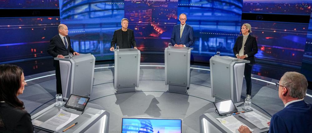 Die vier Kanzlerkandidaten von SPD, Union, Grünen und AfD streiten über Migration, Inflation, Energiekosten und andere Themen.