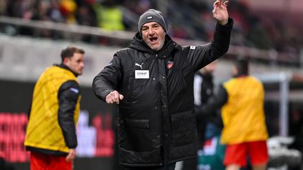 Der Druck im Abstiegskampf der Fußball-Bundesliga nimmt für Trainer Frank Schmidt und seine Heidenheimer immer mehr zu. 