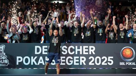 Nach dem überraschenden Pokalsieg hatten die Spieler des MBC allen Grund zu feiern.