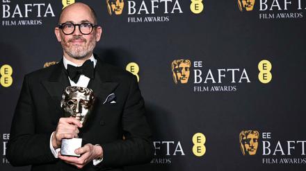 Regisseur Edward Berger mit dem Bafta für das Drama „Konklave“.