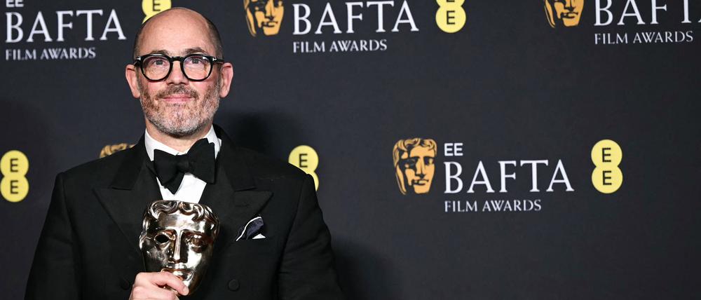 Regisseur Edward Berger mit dem Bafta für das Drama „Konklave“.