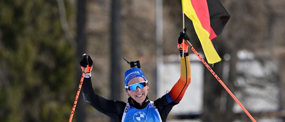 Franziska Preuß jubelt über WM-Gold in der Verfolgung.