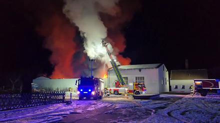 Warum auf dem Hof ein Feuer ausgebrochen ist, ist zunächst nicht bekannt.