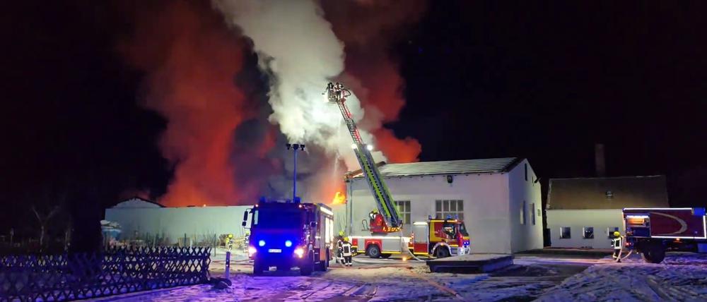 Warum auf dem Hof ein Feuer ausgebrochen ist, ist zunächst nicht bekannt.