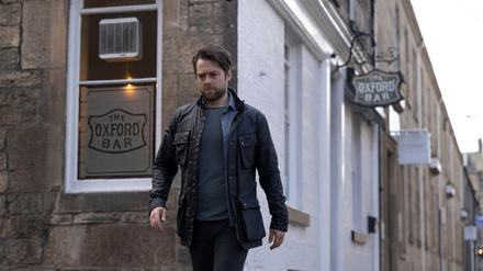 Richard Rankin spielt John Rebus, einen Kriminalkommissar mit sehr eigenwilligem Stil, der sich ungern an Konventionen und Höflichkeiten hält. 