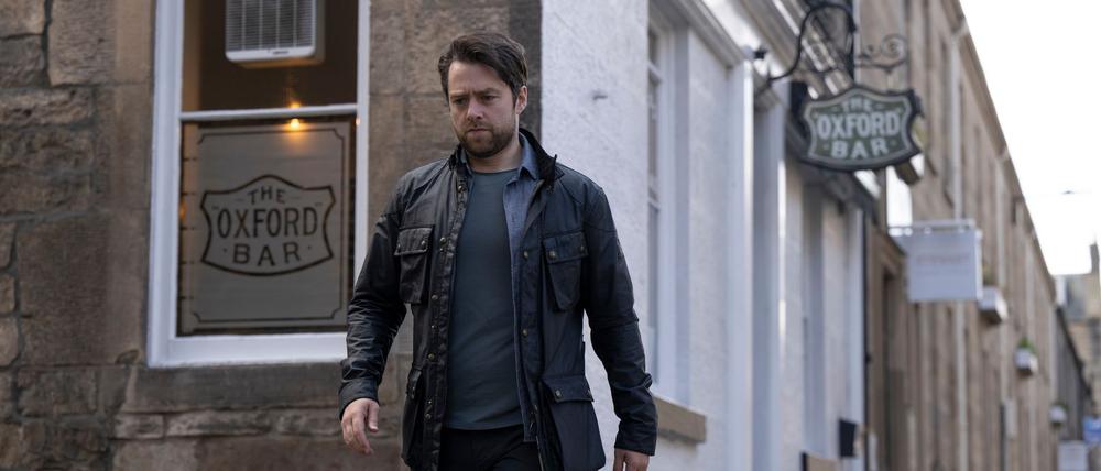 Richard Rankin spielt John Rebus, einen Kriminalkommissar mit sehr eigenwilligem Stil, der sich ungern an Konventionen und Höflichkeiten hält.