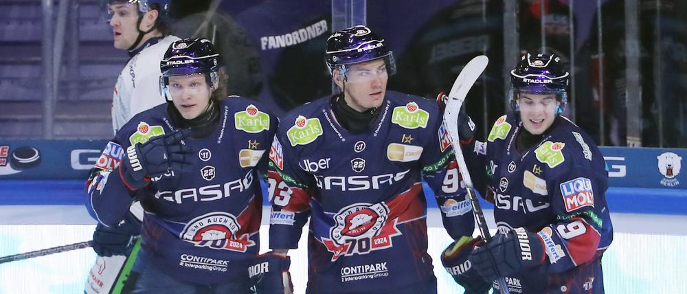 Jubel-Oberbayer. Leonhard Pföderl (Mitte) nach seinem Tor zum 1:0.