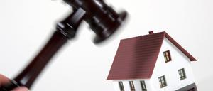 Unter dem Hammer: Wer vorher noch nie bei einer Zwangsversteigerung war, sollte nicht direkt bei der erstbesten Immobilie zuschlagen. 