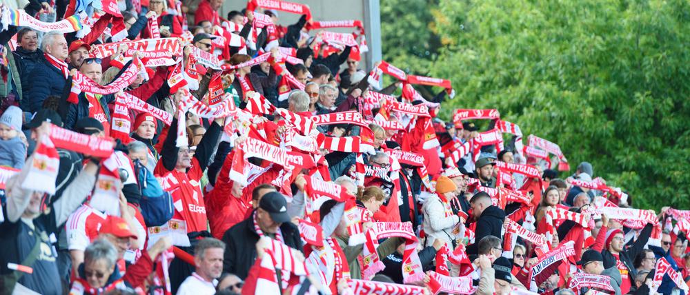 Die Fans unterstützen ihr Team.