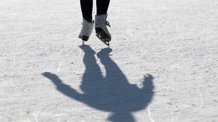 Aus Sicht der DLRG sind die Eisflächen auf den Gewässern in Brandenburg nicht überall ausreichend tragfähig. (Symbolbild)