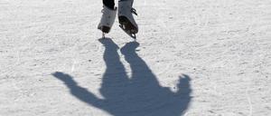 Aus Sicht der DLRG sind die Eisflächen auf den Gewässern in Brandenburg nicht überall ausreichend tragfähig. (Symbolbild)