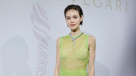 Aufregende Outfits. Emilia Schüle bei der eleganten Constantin x Bulgari Party 