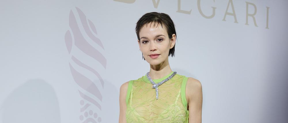 Aufregende Outfits. Emilia Schüle bei der eleganten Constantin x Bulgari Party