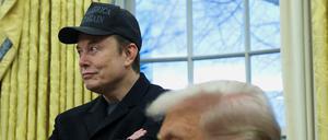 Milliardär und US-Präsidentenberater Elon Musk im Weißen Haus. Präsident Donald Trump sitzt neben ihm.
