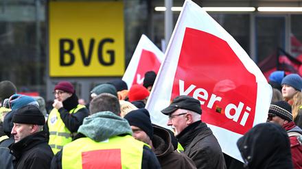 Mitarbeiter der BVG haben sich während des Warnstreiks der Gewerkschaft Verdi bei den Berliner Verkehrsbetrieben (BVG) vor der Zentrale ihres Unternehmens versammelt.