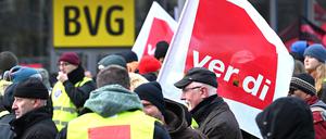 Mitarbeiter der BVG haben sich während des Warnstreiks der Gewerkschaft Verdi bei den Berliner Verkehrsbetrieben (BVG) vor der Zentrale ihres Unternehmens versammelt.