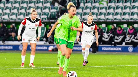 Das Spitzenspiel zwischen Frankfurt und Wolfsburg verfolgten nur knapp 9000 Zuschauende. Im Hintergrund sind einige leere Plätze zu sehen.