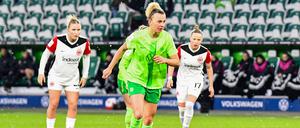 Das Spitzenspiel zwischen Frankfurt und Wolfsburg verfolgten nur knapp 9000 Zuschauende. Im Hintergrund sind einige leere Plätze zu sehen.